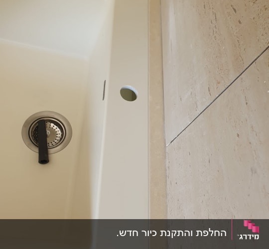 כיור לבן עם משטח שיש בהיר